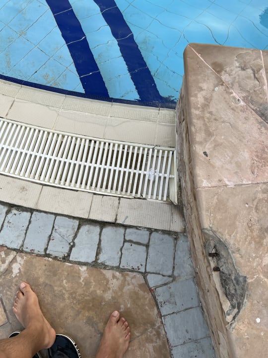 Pool Radisson Blu Hotel & Resort Abu Dhabi Corniche