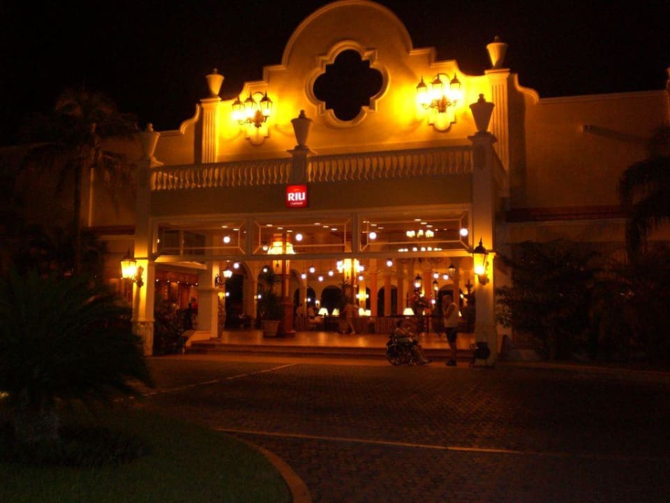 RIU Tequila Eingang bei Nacht Hotel Riu Tequila