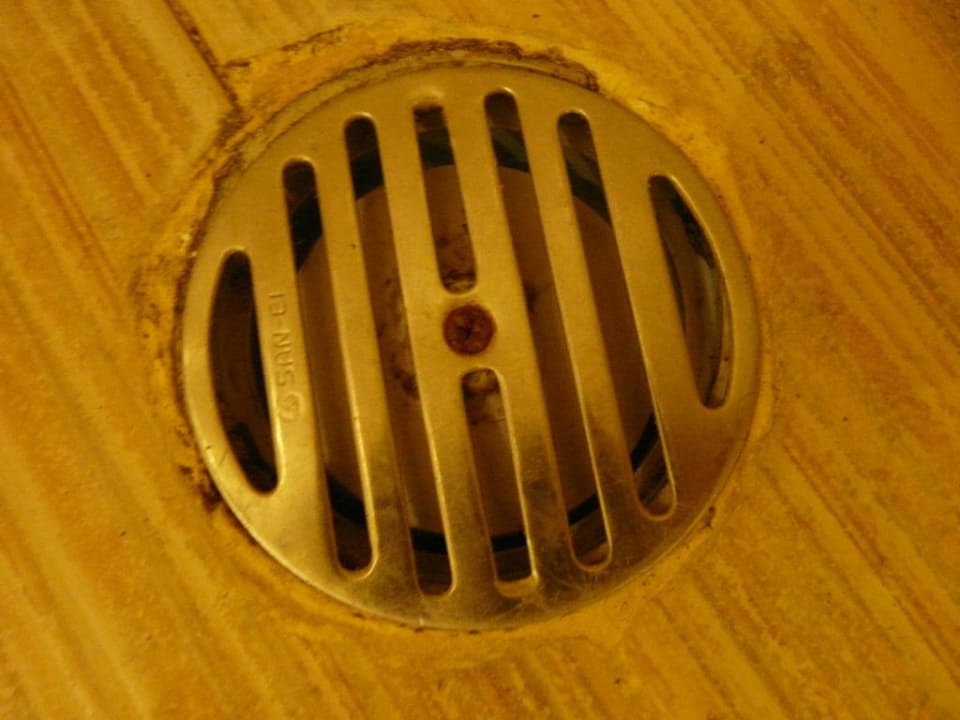 Schmutziger Abfluss im Bad/Dusche Hotel Sheraton Senggigi Lombok Beach Resort