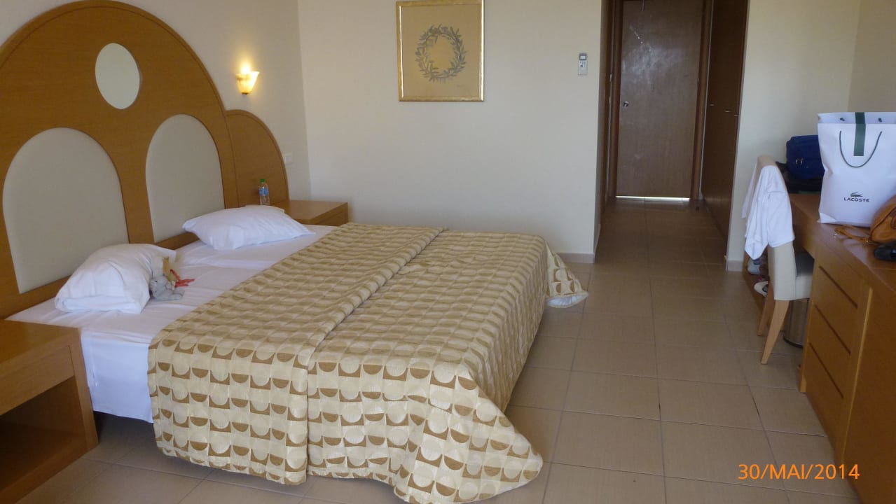 Blick ins Zimmer vom Balkon aus Hotel Kalithea Horizon Royal