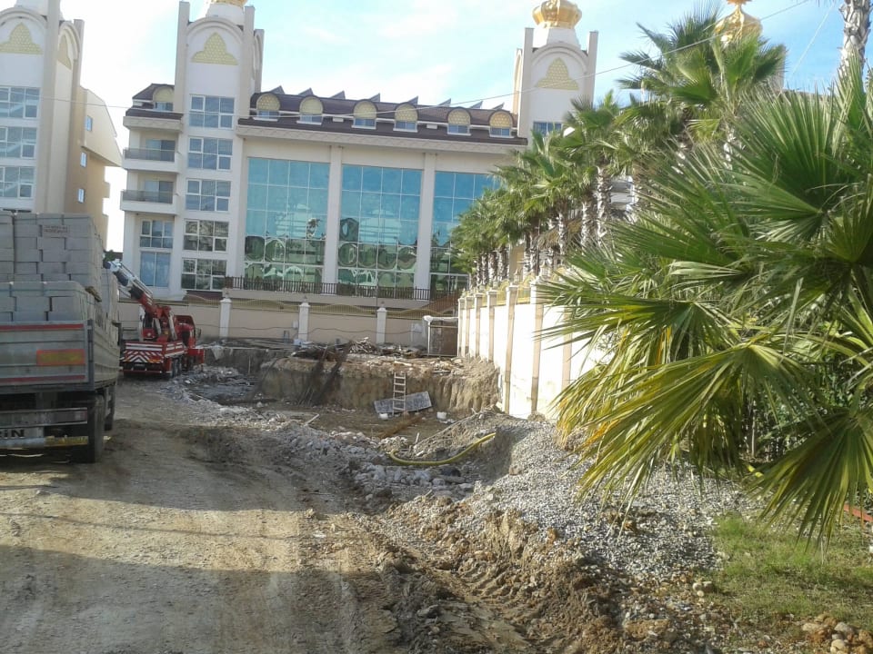 Im Hintergrund Side Charm Side Royal Palace Hotel & Spa