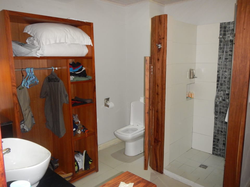Bad mit Dusche und Toilette Le Peninsula Bay Beach Resort & Spa