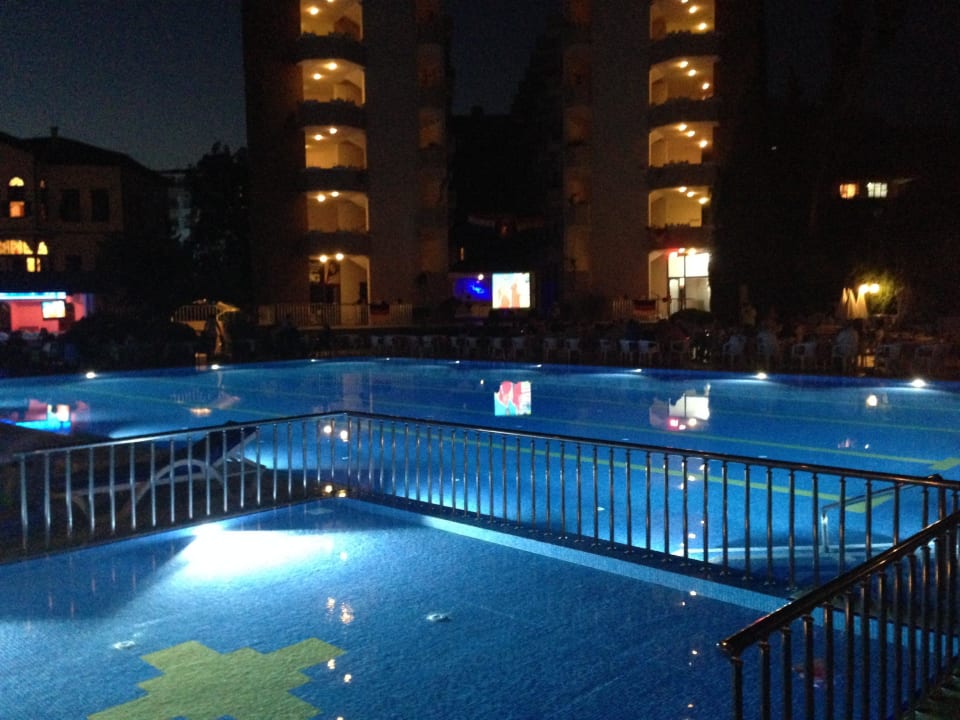 Pool am Abend Hotel Panorama