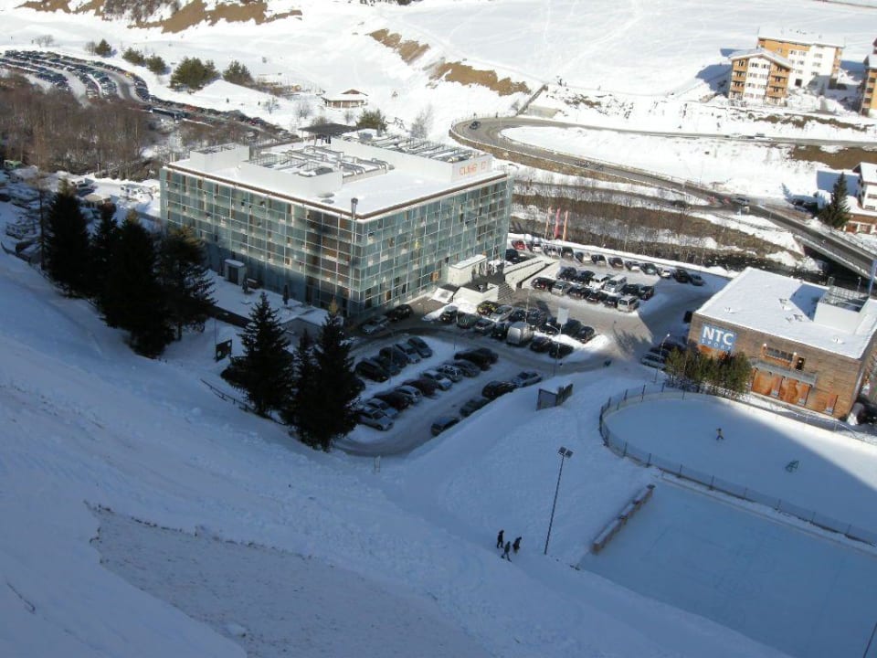 Вид отеля с подъёмника Hotel Cube Savognin