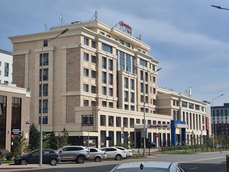 Außenansicht Hampton by Hilton Astana Triumphal Arch