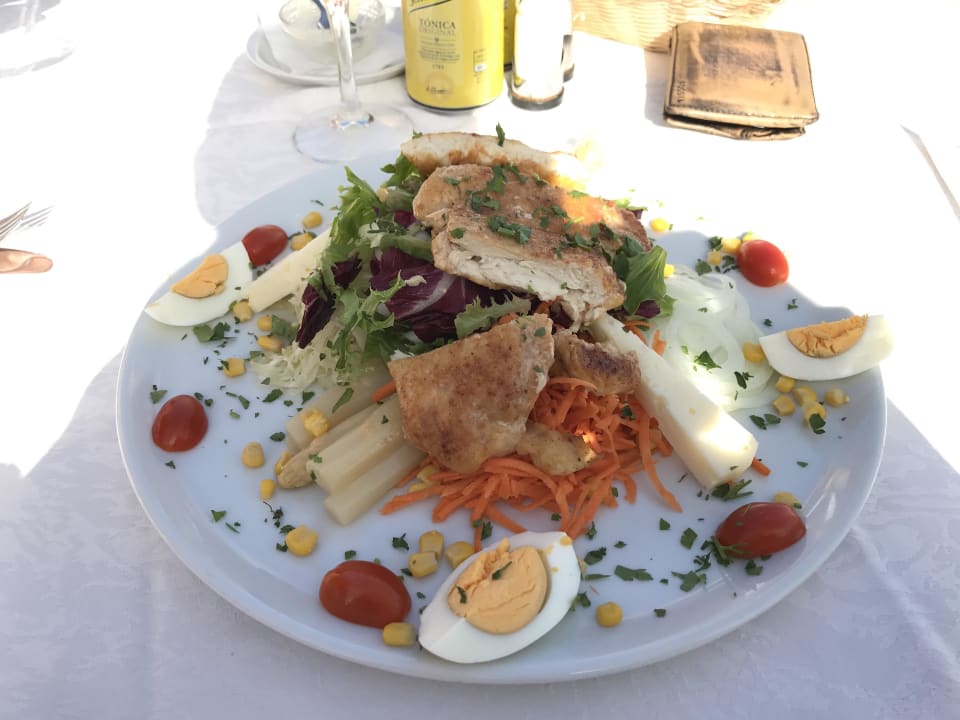 Liebevoll angerichteter Salat Marina Playa Suite Hotel