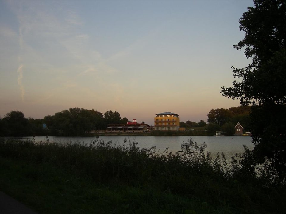 Das Hotel von Aussen bei Nacht  Hotel Riverside