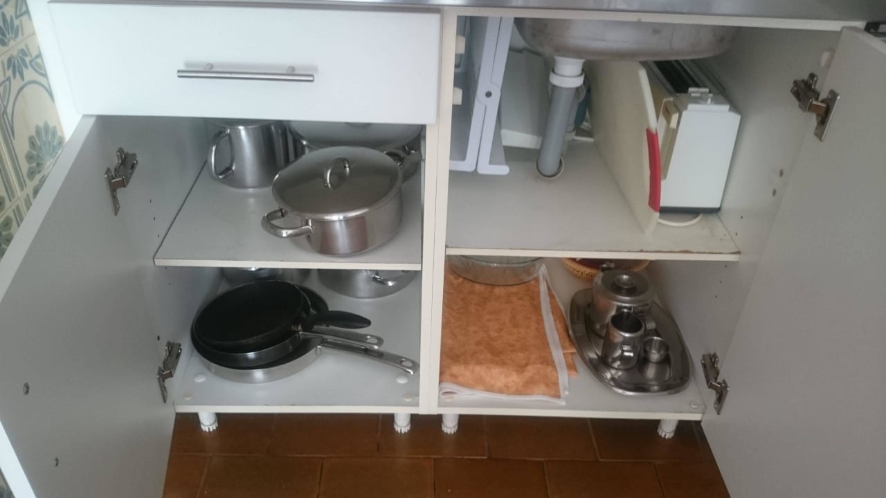 Zawartość szafki kuchennej Aparthotel Novo Rosamar