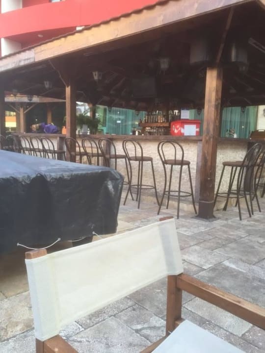 Poolbar nach Regenschauer Hotel Mena Palace