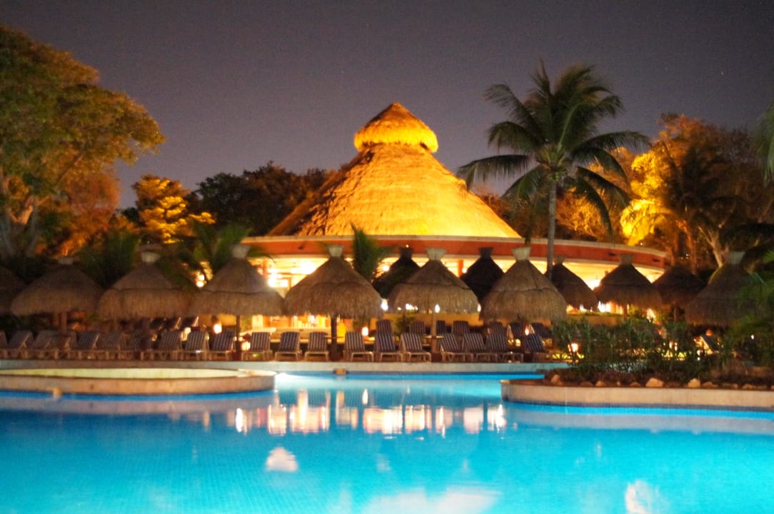 Die Poolanlage bei Nacht Iberostar Waves Quetzal