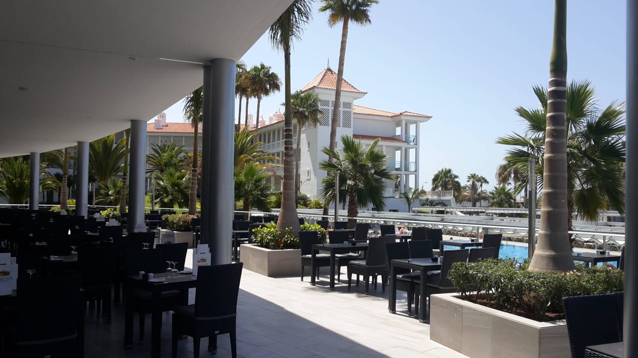 Dies ist die Außenterrasse Hotel Riu Arecas - Adults only