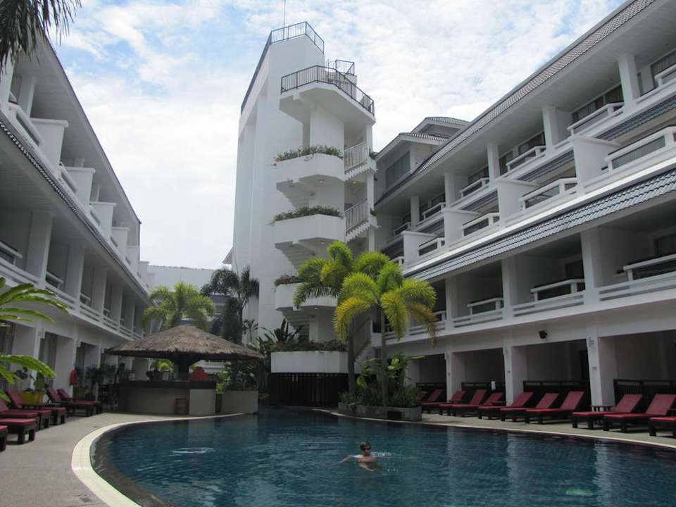 Hotelinnenseite und Pool Swissotel Resort Phuket Patong Beach