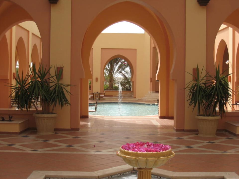 Schöne Brunnen zieren den Eingang Steigenberger Coraya Beach - Adults only