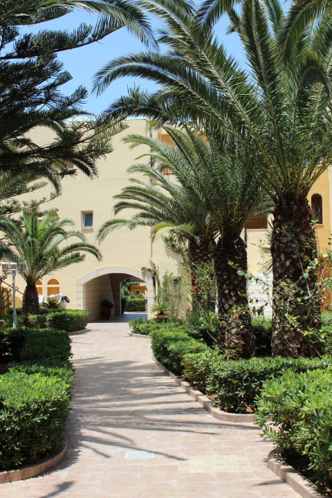 Weg zum Restaurant Vantaris Luxury Beach Resort