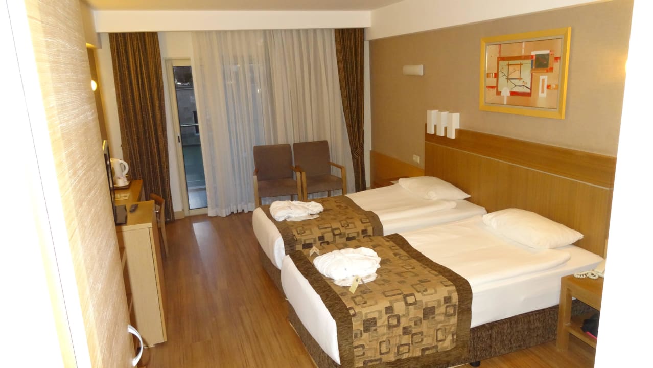 Zimmer 2228 mit seitl. MB und Verbindungstür Sunis Kumköy Beach Resort Hotel & Spa