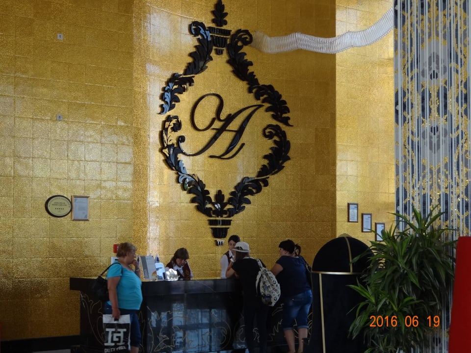 Rezeption im Dienst Azura Deluxe Resort & Spa Hotel