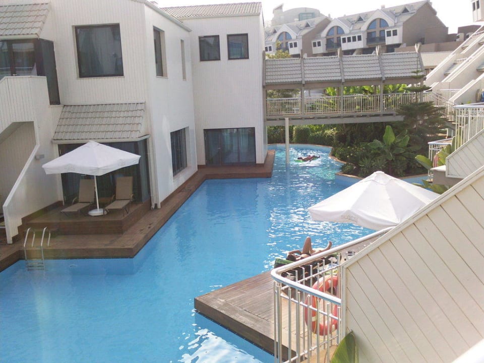Poolanlage bei den Familiensuiten Susesi Luxury Resort