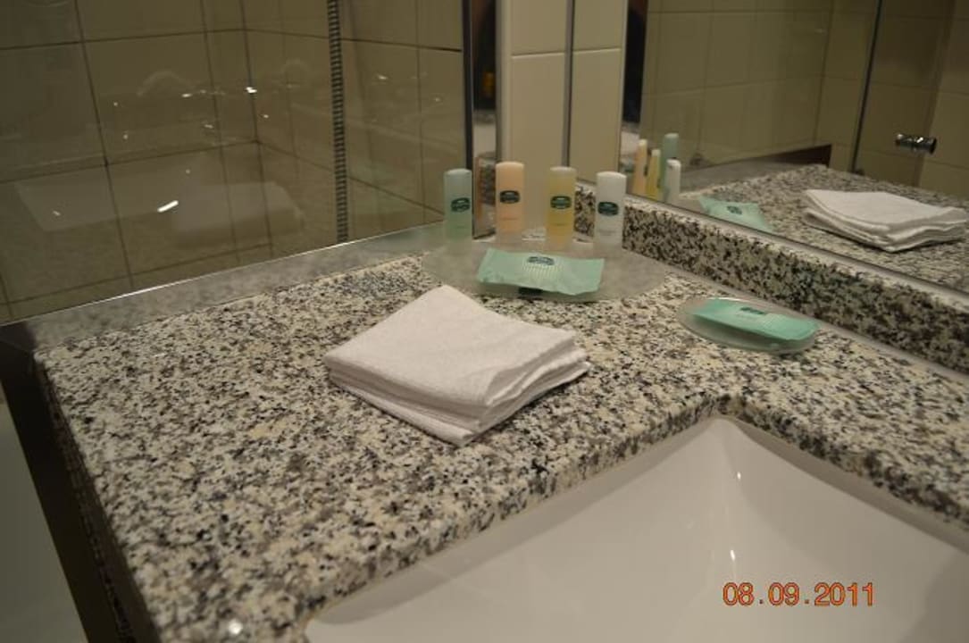 Ein Teil des Badezimmers Courtyard by Marriott Zürich