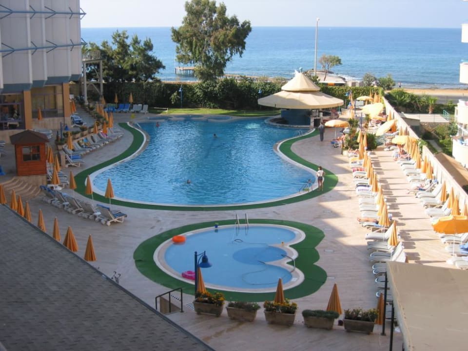 Blick auf den Pool Grand Kaptan