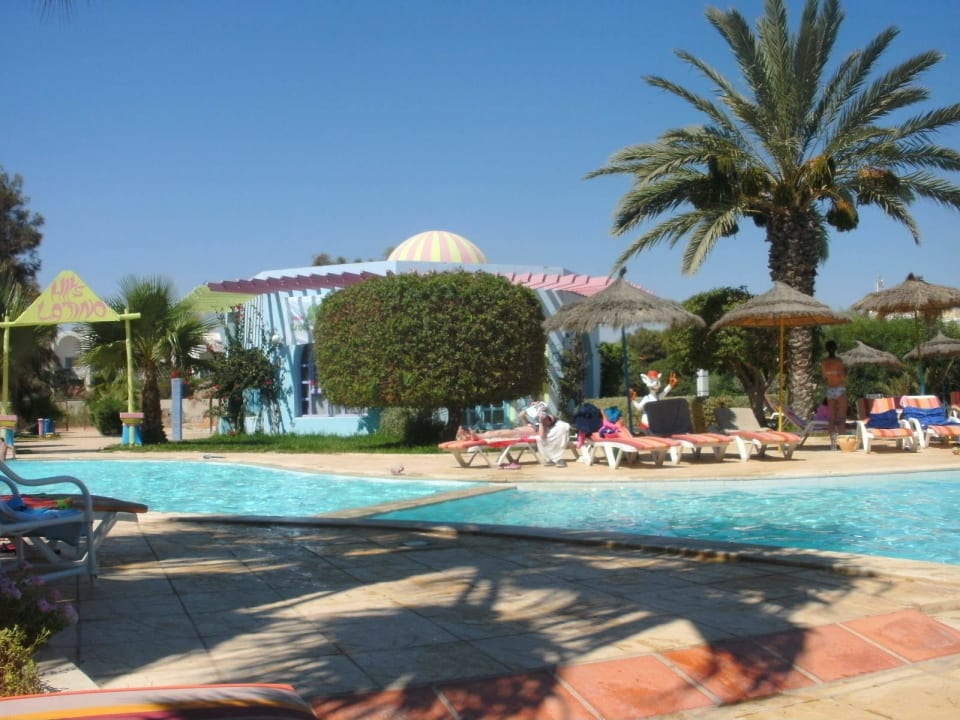 Das bunte Gebäude ist der Miniclub The Ksar Djerba Charming Hotel & SPA