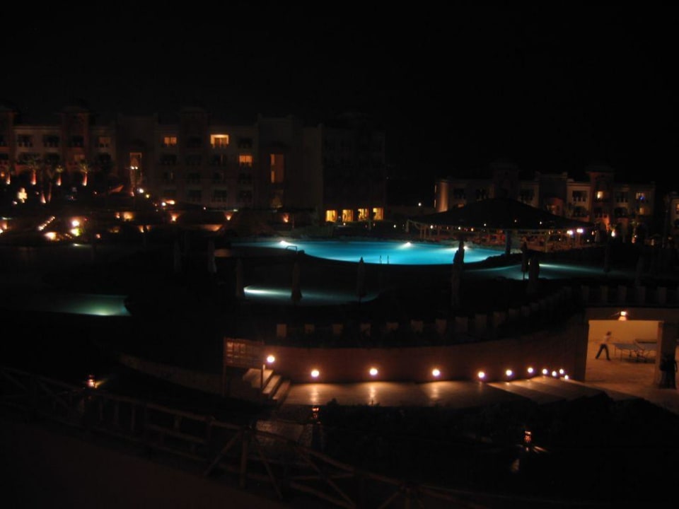 Hauptpool bei Nacht Serenity Alpha Beach