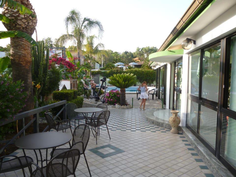 Zum Eingang hin Hotel Marinella