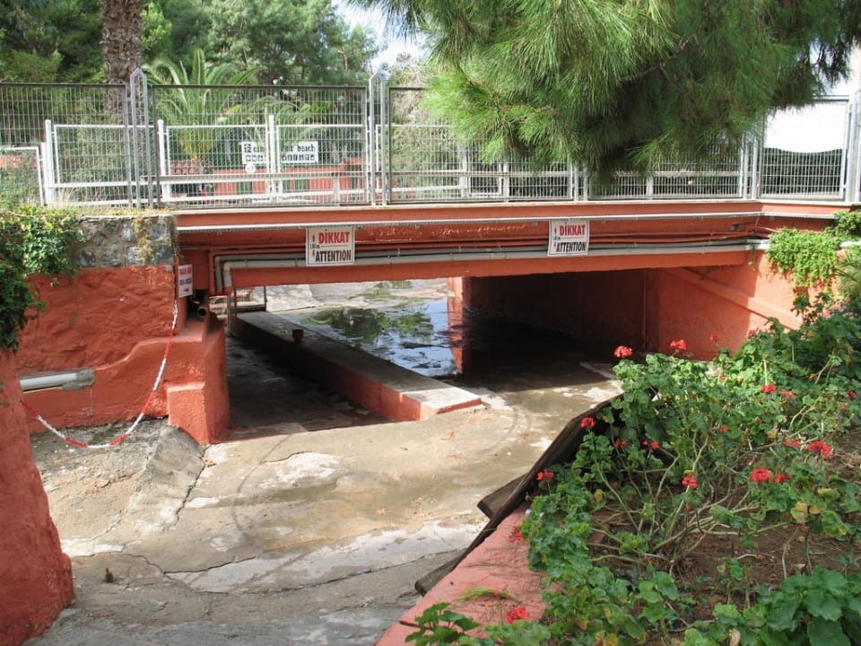 Durchgang von Hotelanlage zum Strand Kustur Club Holiday Village