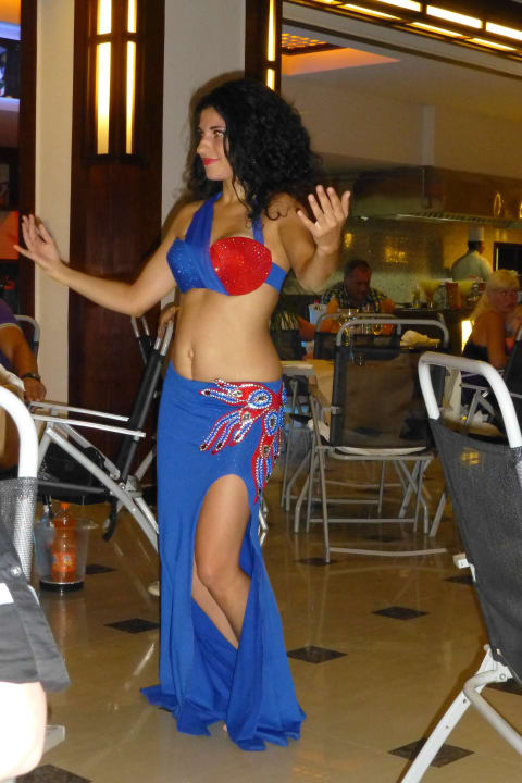 Bauchtanz am Galaabend im Aquaparkrestaurant Pickalbatros Jungle Aqua Park Resort - Neverland Hurghada