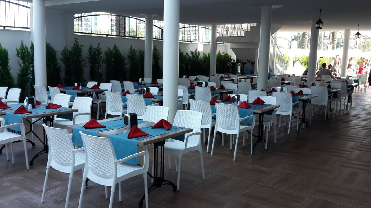 Speisen am Pool Palm World Side Resort & Spa