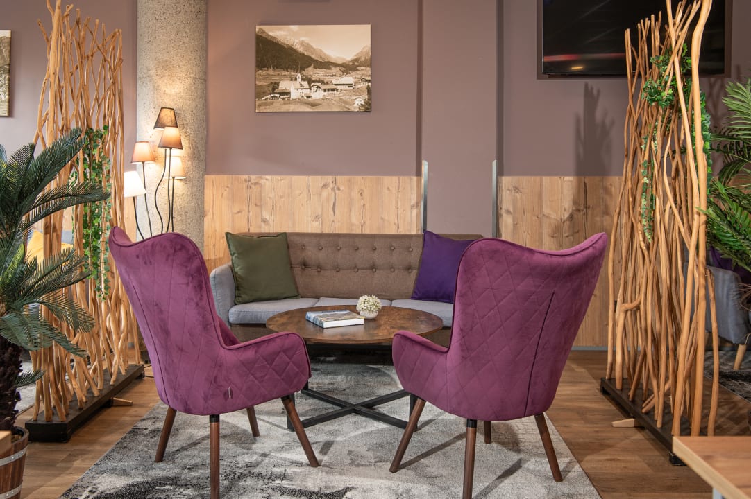 Lobby AlpenParks Hotel & Apartment Montana Matrei