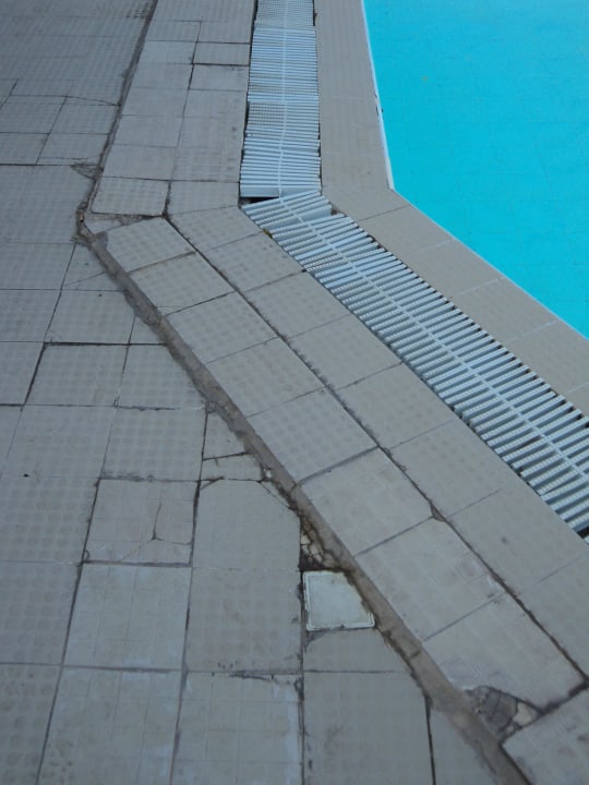 Kinderpool stolper und Verletzungsgefahr  The Ksar Djerba Charming Hotel & SPA