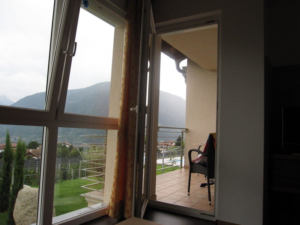 Wohnzimmer mit Balkon Residence Beatenhof