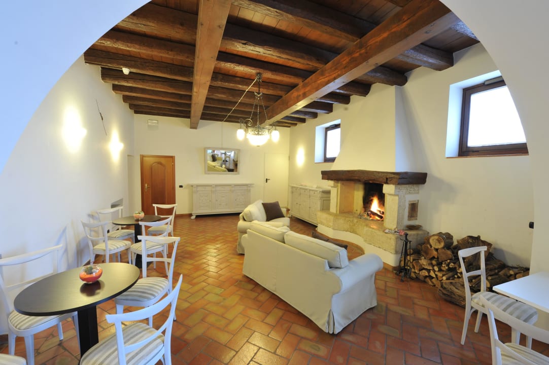 Fireplace hall- near the reception Hotel Villa Cariola