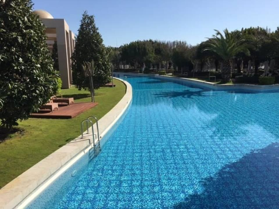 Becken ist ca. 300 Meter lang Gloria Serenity Resort