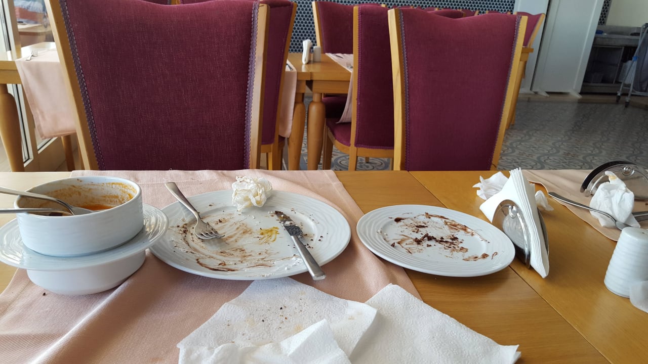 Schmutzige Teller auf den Tischen Sherwood Exclusive Kemer