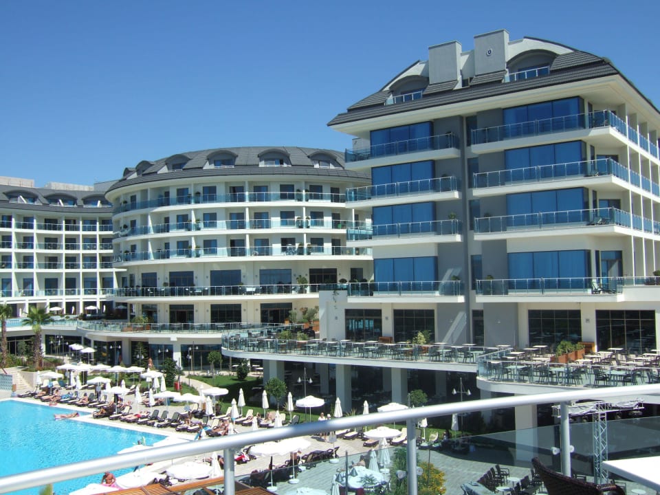 Pool mit Hotelgebäude Commodore Elite Suites & Spa - Adults only