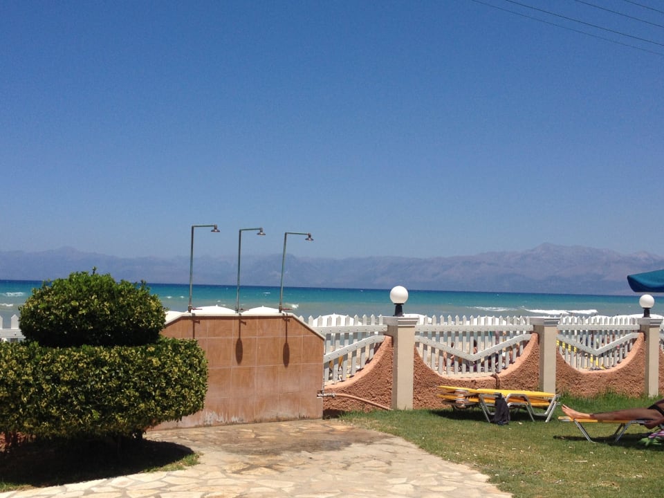 Duschen am Pool Acharavi Beach Hotel
