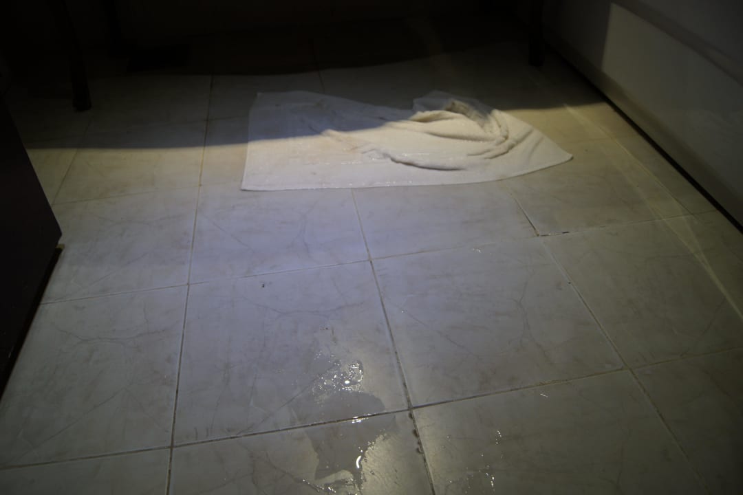 Sanitäranlagen lassen Wasser durch Panorama Bungalows Resort El Gouna