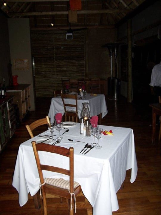 Gedeckte Tische im Essensraum (Abendessen) Buffalo Ridge Safari Lodge