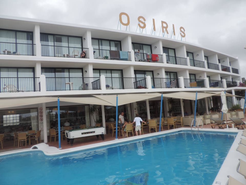 Hotelfront mit Pool Hotel Osiris