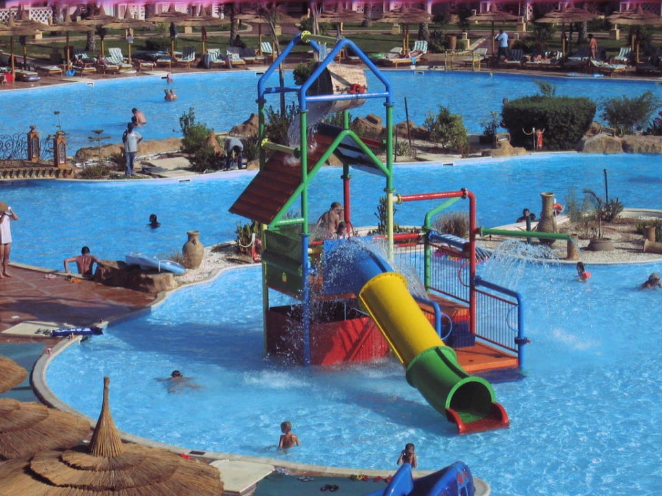 Im Vordergrund eine der Rutschen des Kinderpools Pickalbatros Palace Resort