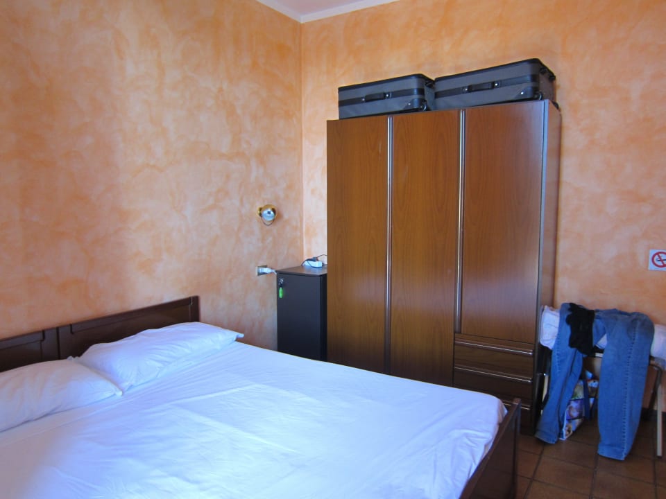 Zimmer 11, Kühlschrank, Schrank Hotel Chiara