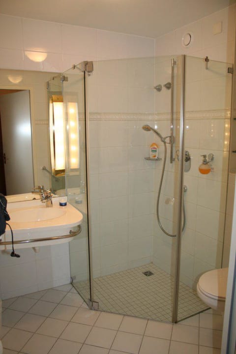 Blick von der Tür ins Bad Victor's Residenz Hotel Leipzig