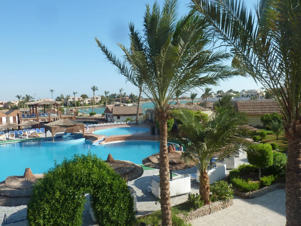 Blick von d. Dachterrasse zum Pool Richtung Lagune Panorama Bungalows Resort El Gouna