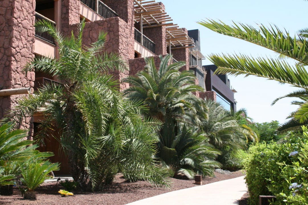 Spaziergang durch den Garten Lopesan Baobab Resort