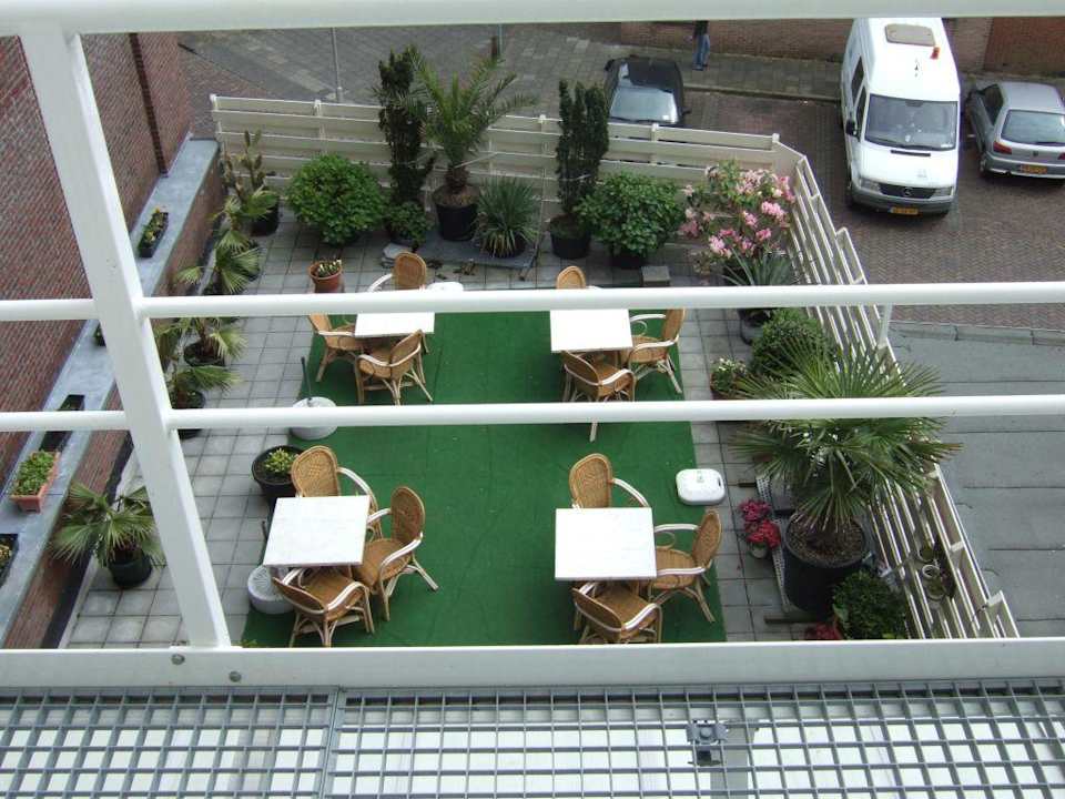 Blick vom Zimmer auf die Terrasse Hotel De Ruyter