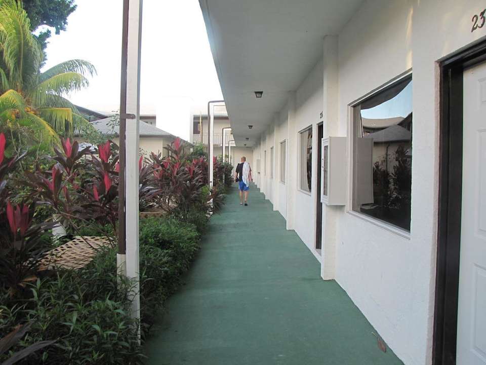 Im Innenhof an den Zimmern vorbei Hotel Red Carpet Inn