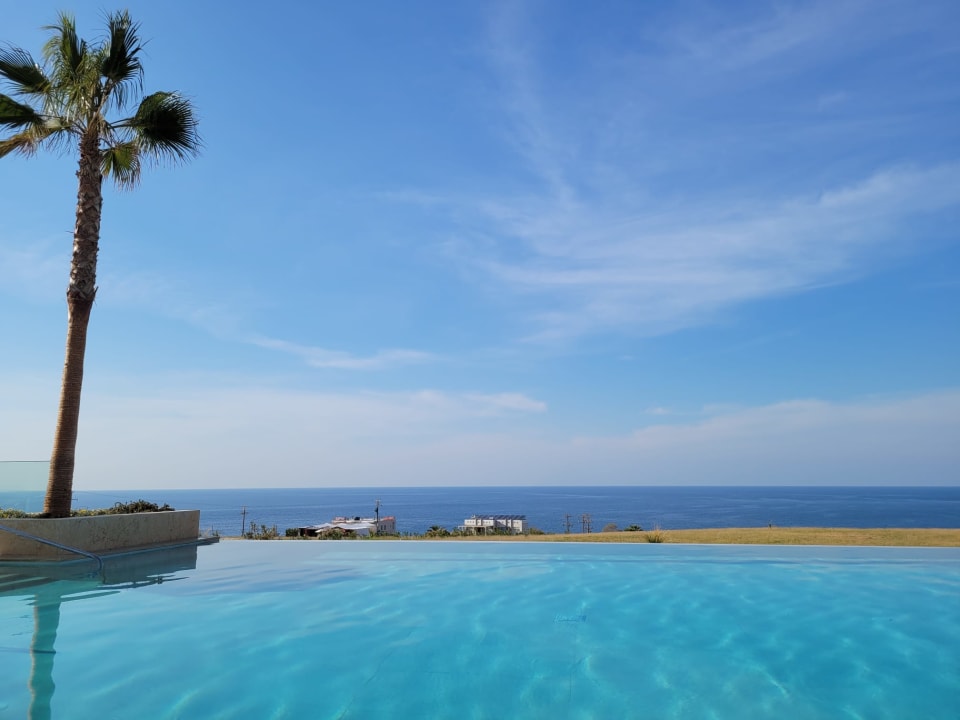 Pool The Royal Senses Resort, Curio Collection by Hilton