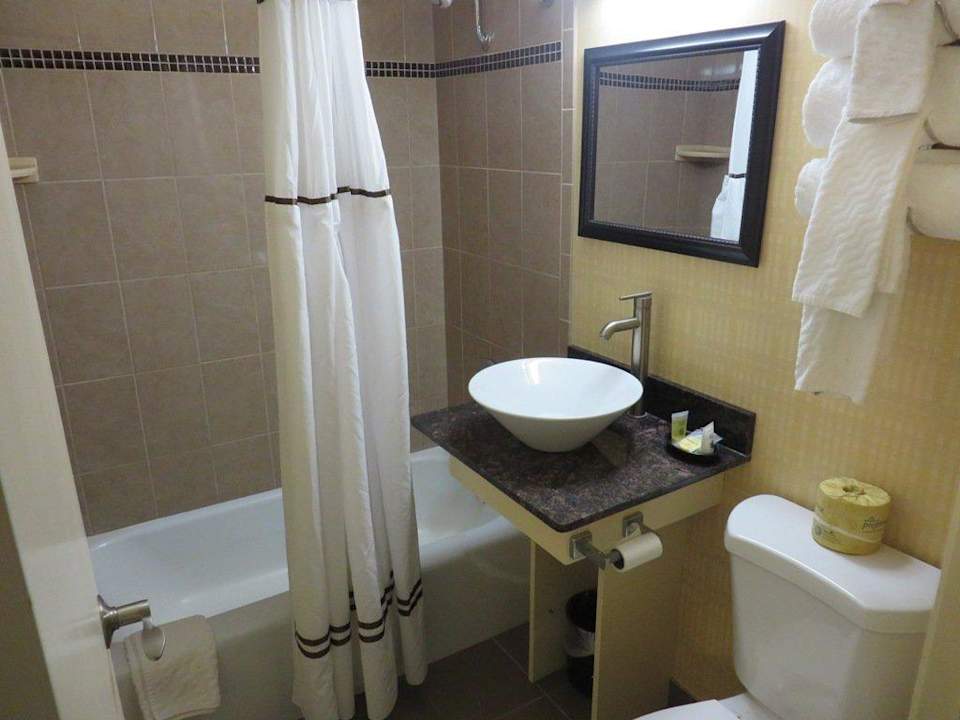 Schönes Badezimmer Hotel Aashram by Niagara River