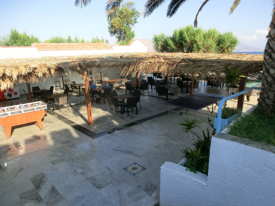 Essen, trinken und spielen am Schatten in Ru HARPIN Happy Days Beach Hotel